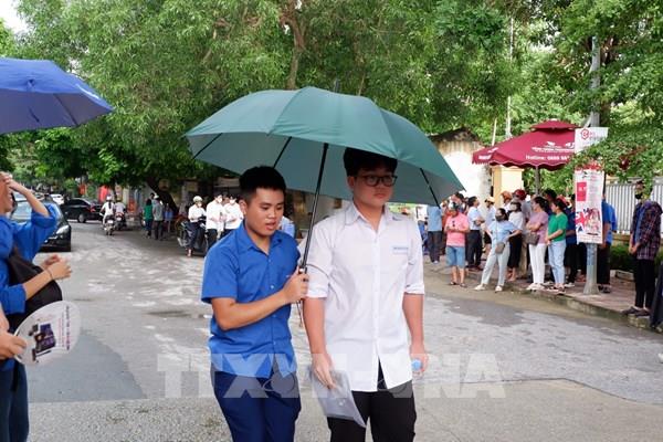 Thi Tốt nghiệp THPT 2023: Tình nguyện viên Thanh Hóa hỗ trợ phân luồng giao thông trước giờ thi