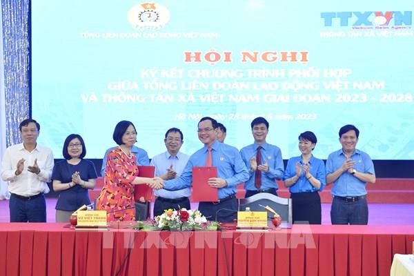 TTXVN và Tổng LĐLĐ Việt Nam tăng cường phối hợp tuyên truyền giai đoạn 2023 - 2028