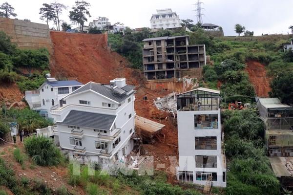 Sạt lở nghiêm trọng trong đêm tại Đà Lạt, nhiều ngôi nhà bị vùi lấp