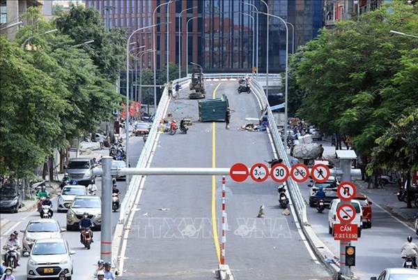 Hà Nội: Phân luồng phương tiện qua cầu vượt tại nút giao Chùa Bộc - Phạm Ngọc Thạch 