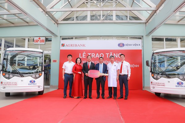 Agribank Chi nhánh Hùng Vương trao tặng xe điện cho Bệnh viện K
