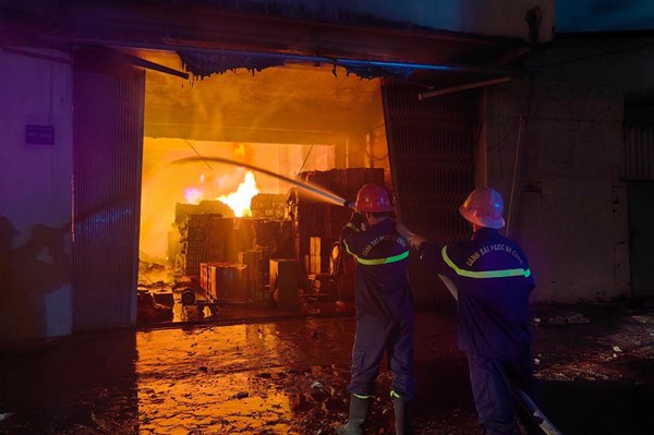 Cháy kho chứa hàng tại Bình Định