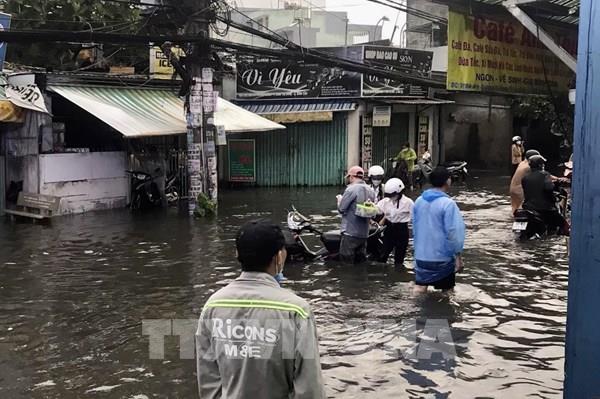 Nhiều tuyến đường biến thành “sông” sau mưa lớn ở Tp Hồ Chí Minh