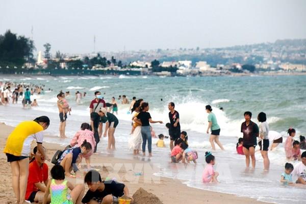 Khuyến cáo cẩn trọng tắm biển khi có sóng to, gió lớn