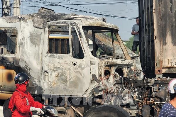 Bình Dương: Hai xe đầu kéo chở container va chạm, bốc cháy dữ dội