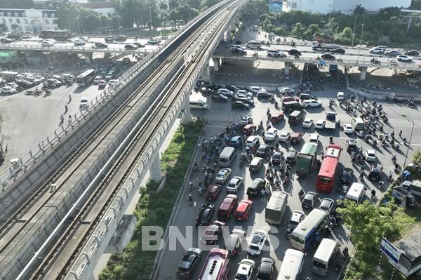 Phân luồng phương tiện qua cầu vượt thép nút giao Mai Dịch từ 6/5