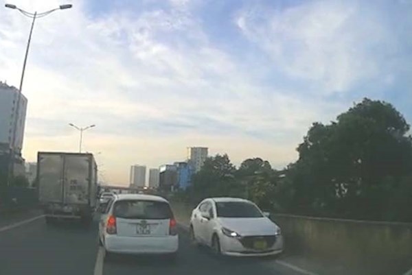 Đi ngược chiều trên đường Vành đai 3, bị phạt tới 16 triệu đồng