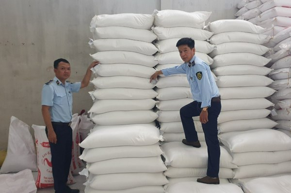 Tạm giữ 52 tấn gạo nhập khẩu không có nhãn phụ 