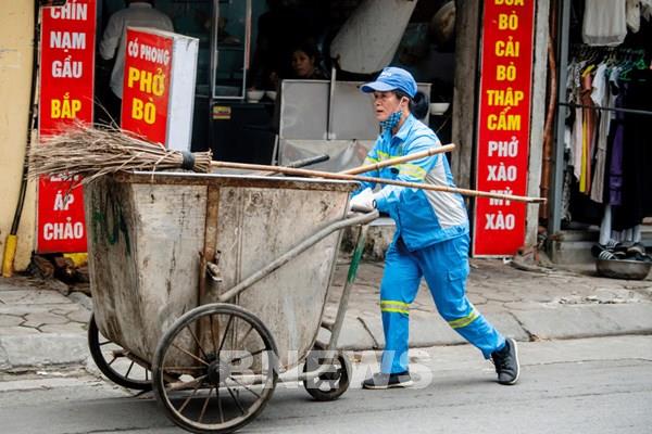 Công nhân đội nắng "đổ lửa" để làm sạch, đẹp Thủ đô