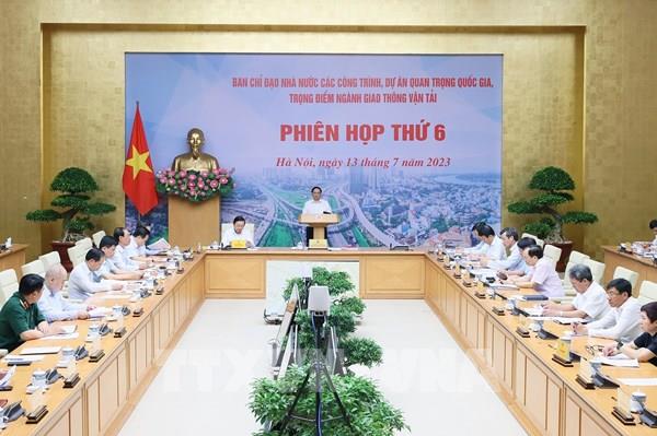 Thủ tướng: Quyết liệt gỡ nút thắt về giải phóng mặt bằng và nguyên vật liệu xây dựng cho các công trình giao thông