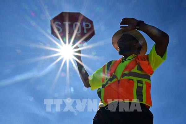 Nắng nóng gay gắt đầu Hè tại Bắc Bán cầu