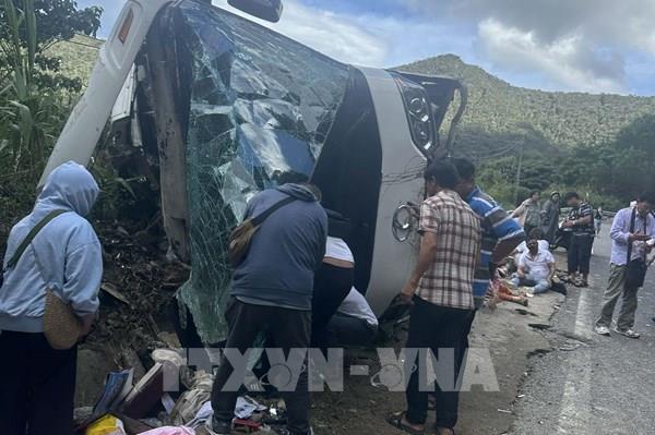 Xe khách lật trên đèo Khánh Lê 4 du khách nước ngoài tử vong