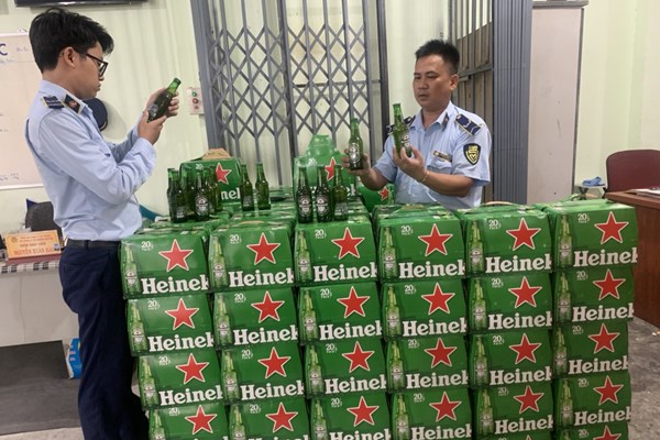 Tạm giữ 2.400 chai bia hiệu Heineken không có hóa đơn, chứng từ hợp pháp