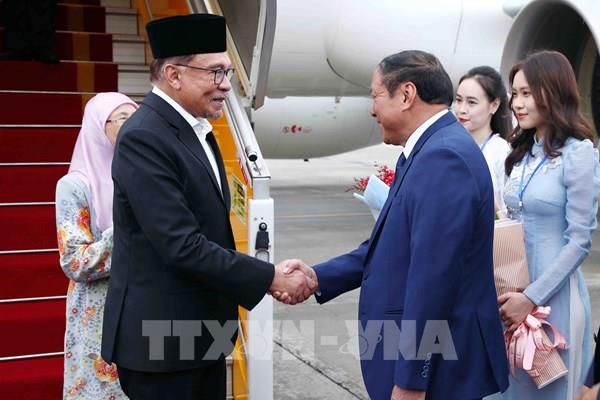 Thủ tướng Malaysia đến Hà Nội, bắt đầu chuyến thăm chính thức Việt Nam