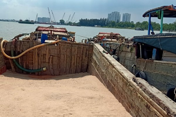 Thành phố Hồ Chí Minh tạm giữ 2 ghe tải hút cát trái phép