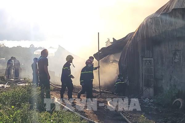 Cháy rộng lớn thiêu rụi kho sản phẩm và nhị hộ gia đình ở TP.HCM Pleiku