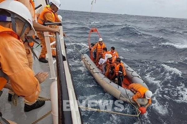 Vượt sóng cứu 4 ngư dân Việt Nam gặp nạn trên biển