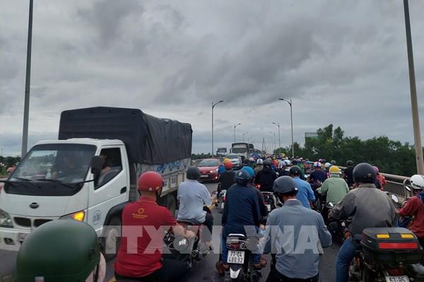 Chiều vào buổi tối cuối tuần, cầu Rạch Miễu lại ùn ứ