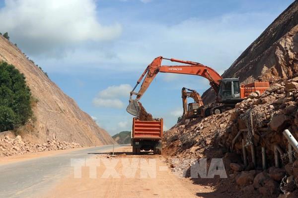 Thừa Thiên - Huế khẩn trương xử lý sạt trượt trên cao tốc Cam Lộ - La Sơn trước mùa mưa