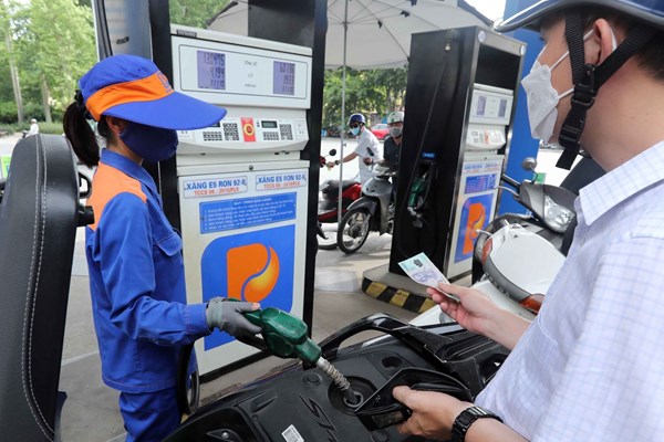 Petrolimex và PVOIL tăng cường nhập khẩu xăng dầu