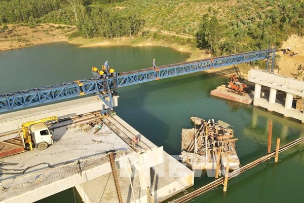 Xem xét điều chuyển, bổ sung nhà thầu làm chậm tiến độ 2 cao tốc trọng điểm