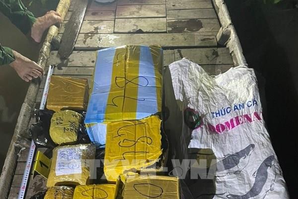 Phát hiện vụ vận chuyển khoảng 19 kg kim loại nghi là vàng qua biên giới