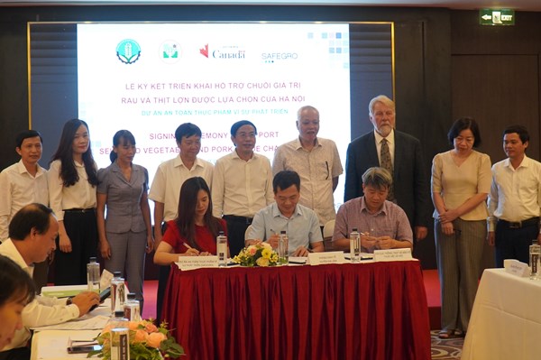 Ký kết hỗ trợ cho chuỗi giá trị rau và thịt lợn