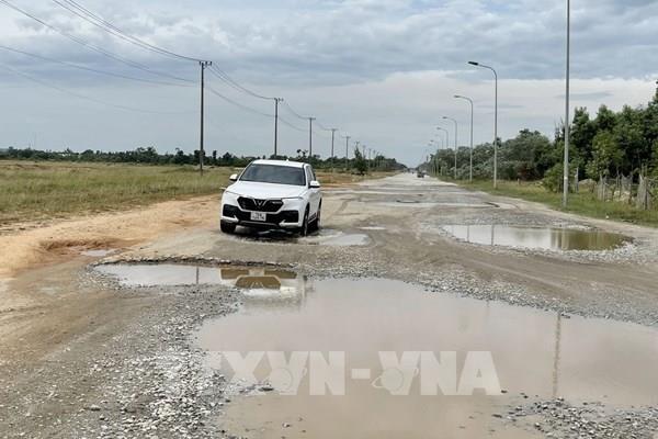 Nhiều tuyến giao thông trong Khu kinh tế Dung Quất xuống cấp nghiêm trọng