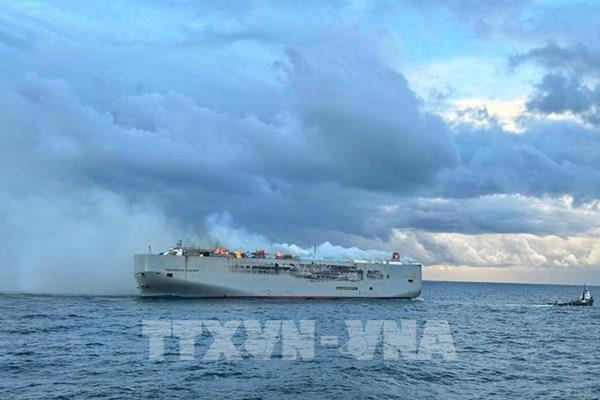 Vụ cháy tàu chở hàng ở Hà Lan: Vẫn chưa khống chế được ngọn lửa