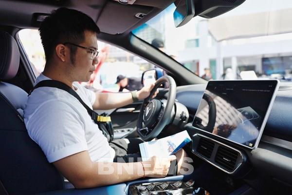 Khách Nha Trang thích thú chiêm ngưỡng và lái thử xe điện VinFast