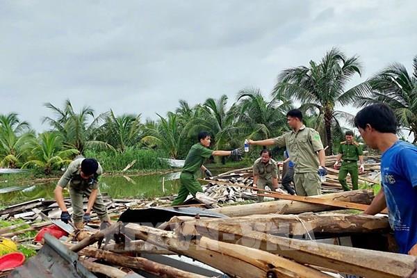Dông, lốc làm sập và tốc mái nhiều nhà dân ở Cà Mau