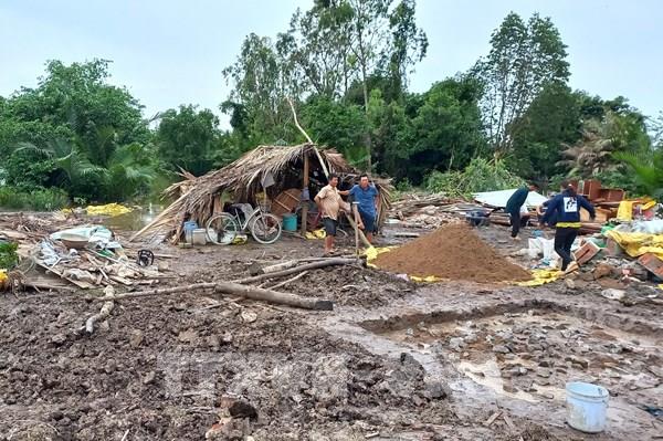 Mưa lớn kèm dông lốc, sạt lở ở nhiều địa phương làm 11 người thương vong