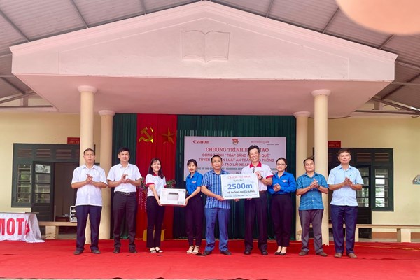 Canon Việt Nam bàn giao công trình ‘Thắp sáng đường quê” 2023