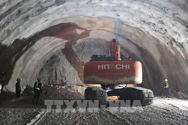 Thi công xuyên đêm cao tốc Quảng Ngãi - Hoài Nhơn