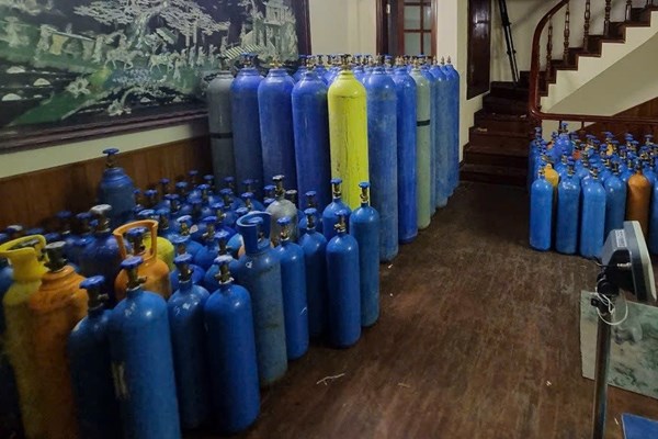 Hà Nội phát hiện cơ sở sản xuất "khí cười" trái phép số lượng lớn 