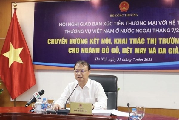 Khai thác đầu ra cho ngành đồ gỗ, dệt may và da giày