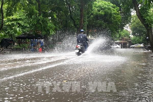 Cơn mưa lớn tại Hà Nội đúng giờ tan tầm