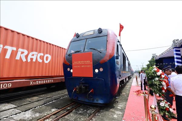 Đón chuyến tàu đầu tiên chuyên tuyến Thạch Gia Trang (Trung Quốc) - Yên Viên (Việt Nam)