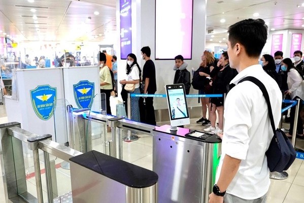 Chính thức sử dụng VNeID đối với khách làm thủ tục đi tàu bay