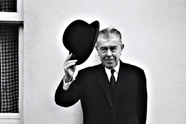 Phát hiện chân dung một phụ nữ bí ẩn trong tranh của danh họa Rene Magritte