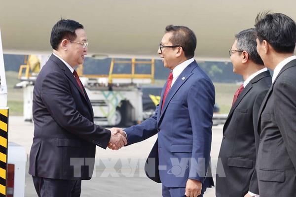 Chủ tịch Quốc hội Vương Đình Huệ đến Jakarta, bắt đầu thăm chính thức Cộng hòa Indonesia