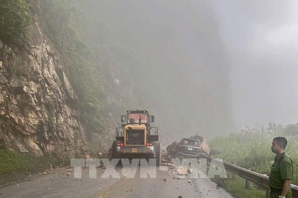 Sạt lở trên Quốc lộ 6, gây ách tắc cục bộ