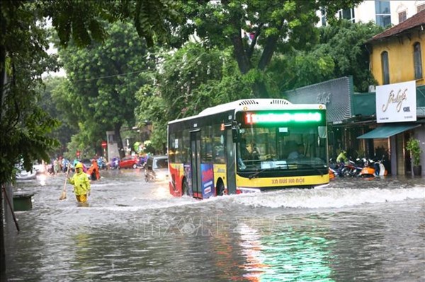 Dự báo 3 giờ tới Hà Nội mưa vừa, mưa to đến rất to, một số phố có thể ngập sâu