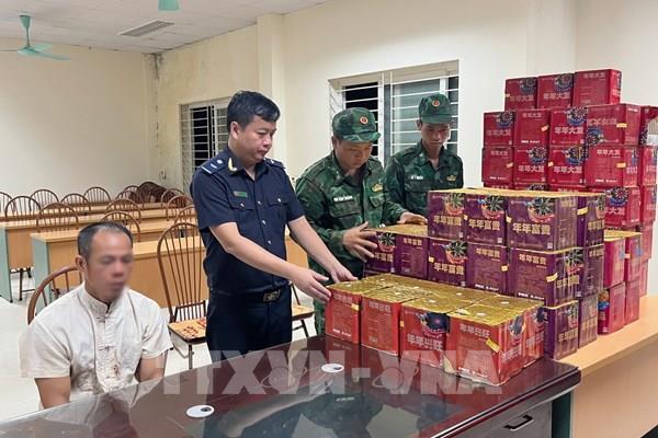 Lào Cai: Lợi dụng trời mưa to vận chuyển trái phép pháo lậu qua biên giới