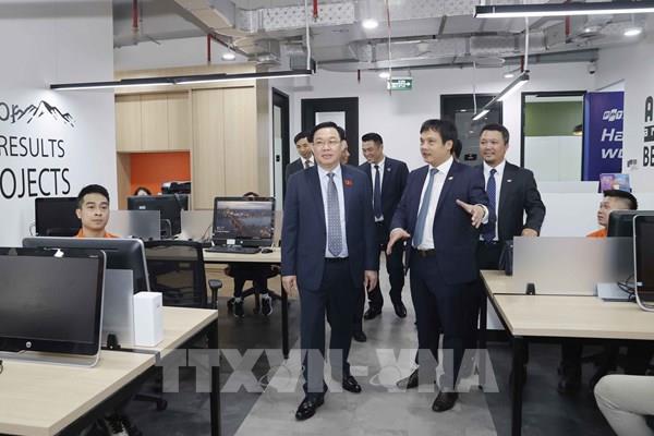 Chủ tịch Quốc hội Vương Đình Huệ thăm Văn phòng của FPT tại Indonesia