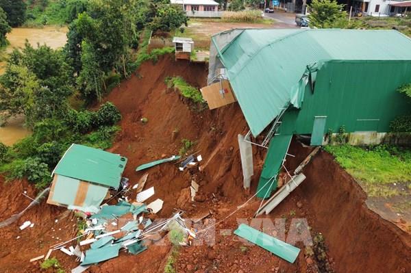 Sạt lở nghiêm trọng dọc đường tránh Gia Nghĩa