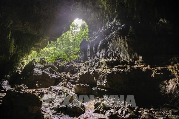 Vẻ đẹp hoang sơ của Hang Sưng (Hòa Bình)