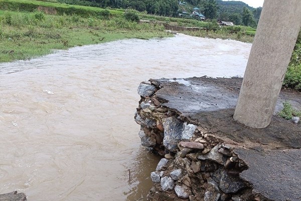 Mưa lũ, sạt lở đất ảnh hưởng đến vận hành lưới điện nhiều khu vực