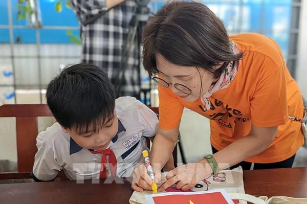 Tình nguyện viên Hàn Quốc và Bến Tre xây dựng nhà tình thương cho hộ cận nghèo