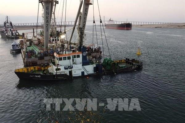 Ai Cập trục vớt tàu kéo bị chìm trên kênh đào Suez